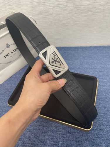 品牌普拉达 描述采用高级真皮精制而成，触感厚实，饰以普拉达商标带扣。腰带为意大利尺寸，请在购买前参阅腰带尺寸指南. 铜扣金属配件 黑色皮革，采用环保工艺制作而成