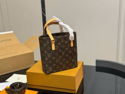 配折叠盒 Size：20*21Cm 现货发 复刻版出货啦 Lv中古薇薇安 配原版宽肩带 变色皮 全新对版细节 搜索Lv Vivian