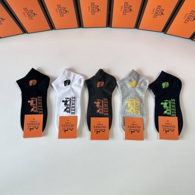 特 配专柜包装 Hermes 爱马仕 新款中短款堆堆袜袜子！一盒五双，专柜同步筒袜袜子，大牌出街，潮人必备超好搭