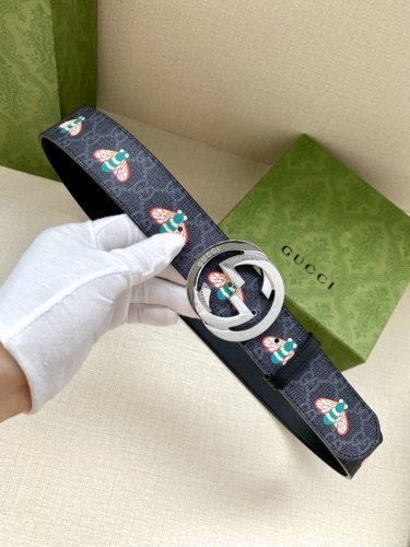 特 宽度4.0Cm Gucci 蜜蜂图案是Gucci动物王国中的标志性元素之一，在这款配饰中焕新演绎为卡通风格设计。这款腰带融合了经典蜜蜂元素和双G图案，突显品