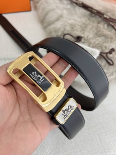 品名：爱马仕.Her..Mes自动扣皮带 腰带 型号：自动带身，纯钢材质经典自动扣，自动带身，内穿款 腰带：百分百头层牛皮，自动带身，保证真皮。24K纯钢扣永不