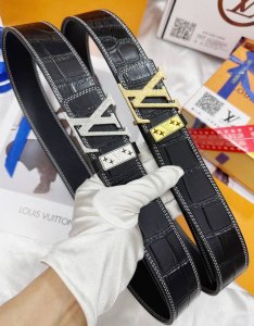 皮带：Lv..路易..威登顶级复刻. 腰带：原单品质百分百头层牛皮，保证真皮。雕花工艺.真空电镀.永不掉色.24K纯钢扣头层鳄鱼皮纹路双面可用专柜同等质量， 送