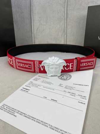 宽度4.0Cm Versace 范思哲 此款Palazzo腰带采用牛皮革面料制作，并饰有Le Pop Classique图案印花和标志性的美杜莎五金配件。 - 点击图像关闭