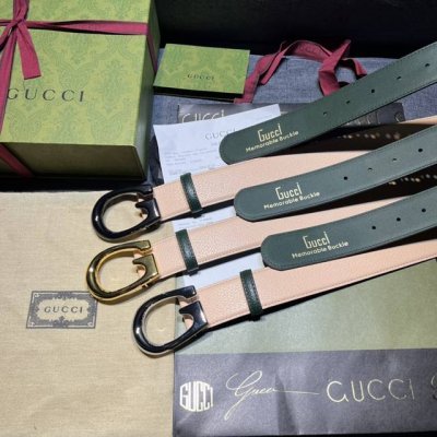古奇，宽4.0Cm，新款 作为Gucci系列产品的标志性象征，经典双G标识在这款单品上以金色腰带扣的形式呈现。深绿色和粉色皮革通过双色组合为这款经典单品增添一抹