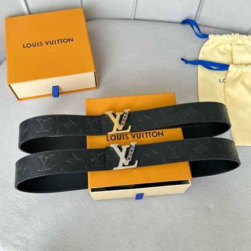 原版包裝 L0Uis Vuitt0N 專櫃最新升級版本 寬度40Mm 原廠小荔面壓刻有花型圖案效果 內襯進口柔軟小牛皮底 搭配新款字母搭扣 百搭易襯！