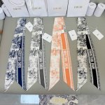 Dior25年新款春季丝巾，款款都美，挑不过来了，修长版型搭配尖头设计，款式经典别致。背面饰以对比鲜明的“Christian Dior”标志提花条形图案。可与各