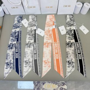 Dior25年新款春季丝巾，款款都美，挑不过来了，修长版型搭配尖头设计，款式经典别致。背面饰以对比鲜明的“Christian Dior”标志提花条形图案。可与各