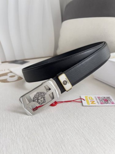 品名：范思哲.Versace.皮带腰带自动皮带 型号：自动带，纯钢材质经典人头自动扣，图片实物拍摄 腰带：百分百头层牛皮，自动带身，保证真皮。2
