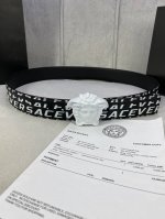 特 宽度4.0Cm Versace 范思哲 此款Palazzo腰带采用牛皮革面料制作，并饰有Le Pop Classique图案印花和标志性的美杜莎五金配件。