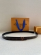 本款2.0宽 Lv Circle 双面腰带拼接皮革和 Monogram 帆布，以 Lv Circle 标识搭扣释放瞩目格调。灵活设计可搭配牛仔着装或雅致造型