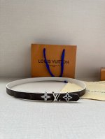 2.0宽 Lv Trio 双面腰带拼合细腻牛皮革和 Monogram 帆布，为中央金属搭扣聚焦 Lv Circle 标识 Monogram 花卉，雅致设计实现更