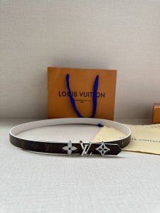 2.0宽 Lv Trio 双面腰带拼合细腻牛皮革和 Monogram 帆布，为中央金属搭扣聚焦 Lv Circle 标识 Monogram 花卉，雅致设计实现更