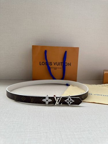 2.0宽 Lv Trio 双面腰带拼合细腻牛皮革和 Monogram 帆布，为中央金属搭扣聚焦 Lv Circle 标识 Monogram 花卉，雅致设计实现更