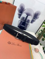 Loro Piana诺悠翩雅经典男士休闲腰带，柔软alsavel制成，牛剖层绒面革，镀钯金属扣带有Loro Piana标志。3.5㎝宽，