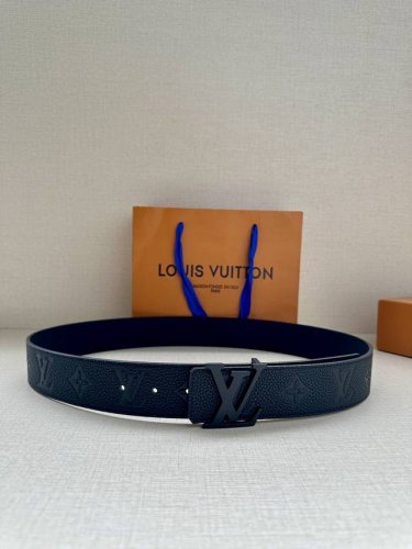 4.0宽本款 Lv Taurillon 双面腰带以粒面 Monogram 压纹牛皮革和光滑牛皮革分饰两面，令黄铜搭扣延续皮革色调，于优雅设计展露俊逸风范 Tau