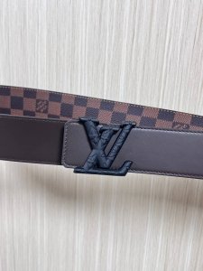 当季新款，4.0宽咖色棋盘格，配进口小牛皮，搭配精品四叶扣头 做工精细，细节看图，，官网同步