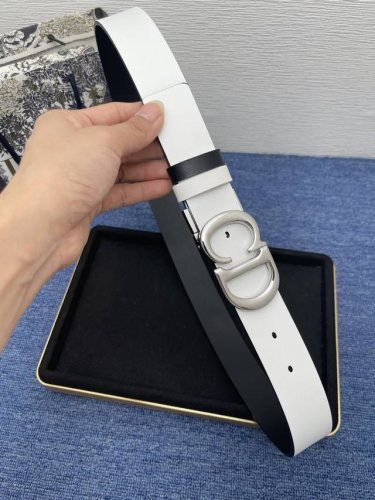 迪奥550 3.5Cm。 这款 Montaigne Avenue 腰带从同名手袋汲取灵感，采用黑色光滑 牛皮革精心制作，质感柔软，设计优雅，饰以富有光泽的新款金