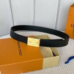 特 寬度：35Mm Lv S-Lock系列 宽度3.5Cm 精致的字母板搭扣 搭配品牌專用小牛皮压横纹标识 双面用