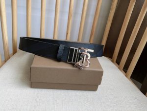 Burberry 巴宝莉专柜同步上新精选品牌标志性London格纹搭配平滑皮革反面设计 饰牌搭扣点缀品牌专属标识图案 宽:3.5Cm 精致优雅 简单大方
