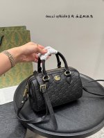 配礼盒 Gucci Ophidia系列 压花波士顿枕头包 以创意设计和创新功能焕新诠释经典图案，匠心缔造未来数年的珍藏之选。 焕新演绎品牌全新标志性单品系列，精