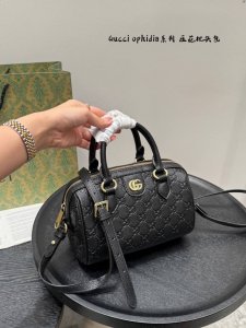 配礼盒 Gucci Ophidia系列 压花波士顿枕头包 以创意设计和创新功能焕新诠释经典图案，匠心缔造未来数年的珍藏之选。 焕新演绎品牌全新标志性单品系列，精