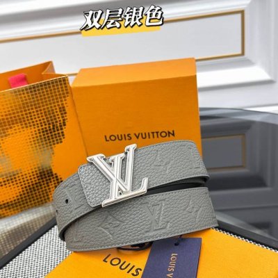 Lv Dimension 双面腰带将创意传承与华美街头风范共冶一炉，彰显创意总监 Pharrell Williams 的时尚远见。Monogram 帆布铺陈外层