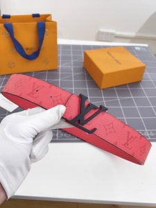 特 寬：40Mm 驢家新品 雙面均可使用 一面為柔軟的十字紋小牛皮 另一面配以色彩繽紛的帆布製作 全新字母搭扣設計與腰帶搭配相呼應 成為獨特的亮眼之作！