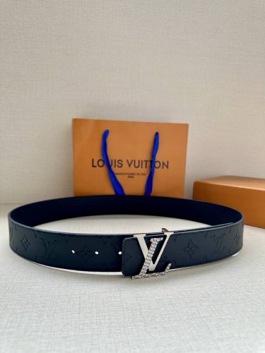 本款4.0宽 Lv Initiales 双面腰带选用崭新 Epi Xl 皮革，以丰盈触感演绎 Epi 图案的放大版本，翻转即见 Monogram 压纹。金属 L