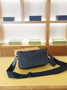 Lv 路易威登 官网同步 高版本 斜挎单肩背包 永恒不过时的标志性产品 纯原单牛皮 顶级五金制作 非市面普通版本 贸易公司订单货 全部实拍 实用性非常高 完全不