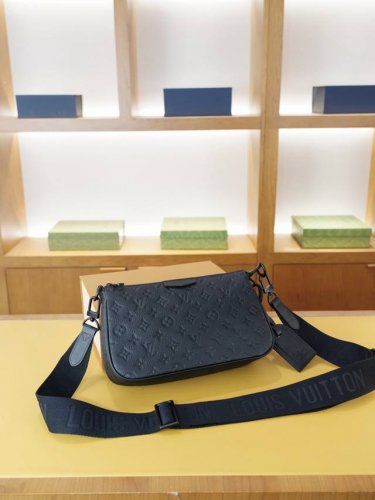 Lv 路易威登 官网同步 高版本 斜挎单肩背包 永恒不过时的标志性产品 纯原单牛皮 顶级五金制作 非市面普通版本 贸易公司订单货 全部实拍 实用性非常高 完全不