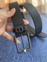 采用黑色粒面牛皮革精心制作，饰以镌刻有 Dior 的针扣和黑色金属覆层铜合金 Cd Icon 标志腰带环。款式高雅，可为各式正式造型提升格调。 针扣3．5厘米