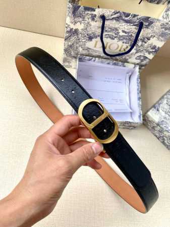 宽度3.5Cm Dior这款腰带扣采用“Cd”标志造型，以金属覆层黄铜精心打造。可与各式35毫米腰带搭配，提升格调，打造优雅精致的造型。 牛皮革双面腰带融合奢华 - 点击图像关闭