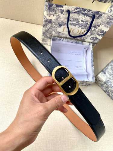 宽度3.5Cm Dior这款腰带扣采用“Cd”标志造型，以金属覆层黄铜精心打造。可与各式35毫米腰带搭配，提升格调，打造优雅精致的造型。 牛皮革双面腰带融合奢华