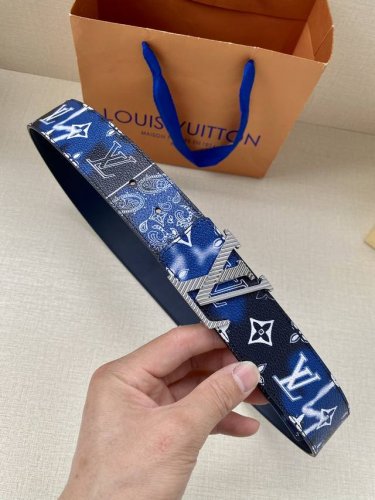 特P180 Lv Initials Mng Bandana 双面腰带瞩目焕新经典设计，一面展现 2023秋冬系列的 Monogram Bandana 帆布，另一
