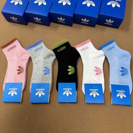 特 Adidas 阿迪达斯新品女款中筒袜，火爆全网的三叶草Logo超级Nice设计惊艳绝伦超级好看Ins今年超火爆元素单品纯棉材质，非常柔软舒适 一盒五双 - 点击图像关闭