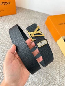 品名： Lv..路易..威登腰带皮带原单 型号：挂扣，经典纯钢材质挂扣，头层牛皮，图片实物拍摄 材料：头层牛皮，挂扣系列，纯钢材质扣头，钯镀电镀工艺永不掉色。原