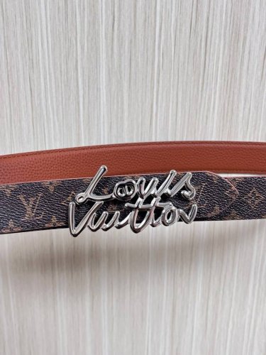 当季新款，腰带取材雍容牛皮革和 Monogram 帆布，便于随心切换两 式风尚。路易威登手写体标识化身为宽幅金属搭扣，于中央点亮视线 焦点，可为休闲和正式造型注