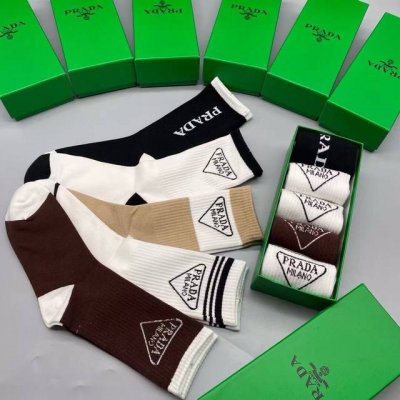 特 Prada 普拉达新品长筒袜子 一盒五双 纯棉材质织造，提花经典标志，柔软舒适，大牌出街，潮人必备超好搭