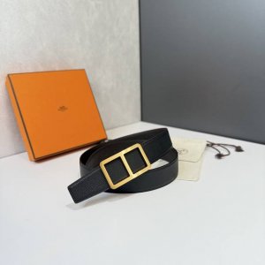 特 爱马仕HermèS男款腰带以其精湛的工艺、高品质的材料和经典的设计而备受推崇，是男士时尚配饰中的顶级选择。最具标志性的设计是带有“H”标志的扣头，简约大气且