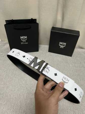 Mcm： 这款Claus双面腰带的正面采用标志性Visetos经典花纹帆布制成，反面则由小牛皮头层皮制成。标志性的纯铜五金M字搭扣采用可拆卸设计，使这款腰带能够 - 点击图像关闭