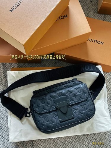 配盒牛皮 Size：24*19Cm L家 S-Lock邮差包， 真的很酷黑武士系列包包 很耐看 谁背谁好看 包包皮质手感很好！