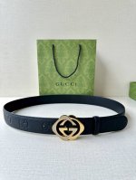宽度4.0Cm Gucci典藏设计中的标志性元素于早秋系列焕发新意。这款腰带选用黑色超级双G牛皮革打造，互扣式双G施洛华水晶镶嵌五金 调配件更添个性魅力。