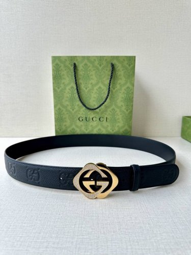 宽度4.0Cm Gucci典藏设计中的标志性元素于早秋系列焕发新意。这款腰带选用黑色超级双G牛皮革打造，互扣式双G施洛华水晶镶嵌五金 调配件更添个性魅力。
