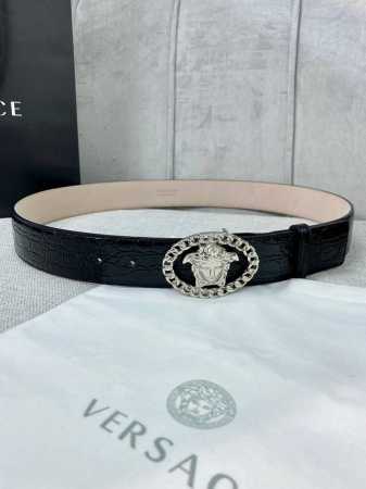 宽度4.0Cm。Versace 范思哲 此款石头纹砂底腰带饰有标志性的versace美杜莎头像带扣，彰显品牌格调。是一款精美的衣橱必备单品。 - 点击图像关闭