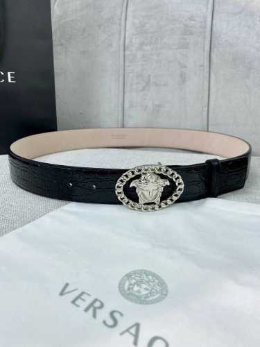 宽度4.0Cm。Versace 范思哲 此款石头纹砂底腰带饰有标志性的versace美杜莎头像带扣，彰显品牌格调。是一款精美的衣橱必备单品。