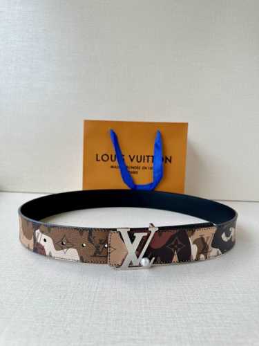 Lv Initials Mng Bandana 双面腰带瞩目焕新经典设计，一面展现 秋冬系列的 Monogram Bandana 帆布，另一面采用素净牛皮革，搭