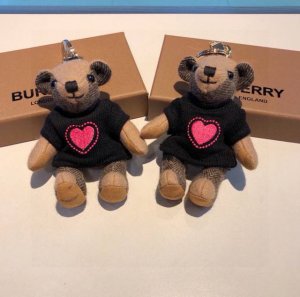 Burberry代工厂P小熊挂件，巴宝莉毛衣泰迪熊钥匙扣挂件 温柔到心里 准备已久、精致自留 ！ 内部填充物与专柜一致，手感真的很赞 五金扣全部采用电镀工艺，小