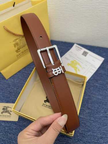 品牌 巴宝莉 特 描述 经典系列新品腰带，采用小牛皮材质，完美搭配手工车线，经典配色，可搭配商务西装或更为休闲的造型。腰带为法国尺寸，请在购买前参阅腰带尺寸指南