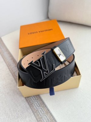 品名： Lv..路易..威登腰带皮带原单 型号：挂扣，经典纯钢材质挂扣，头层牛皮，图片实物拍摄 材料：头层牛皮，挂扣系列，纯钢材质扣头，钯镀电镀工艺永不掉色。原