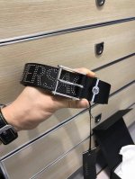 配送专柜包装 打孔针 批专柜同款、实拍专柜官网，尺寸:宽35Mm，原版立体人头针扣 ，极富重金属设计美感 ，双面采用进口原版小牛皮，配制五金戒指，彰显个性，清晰